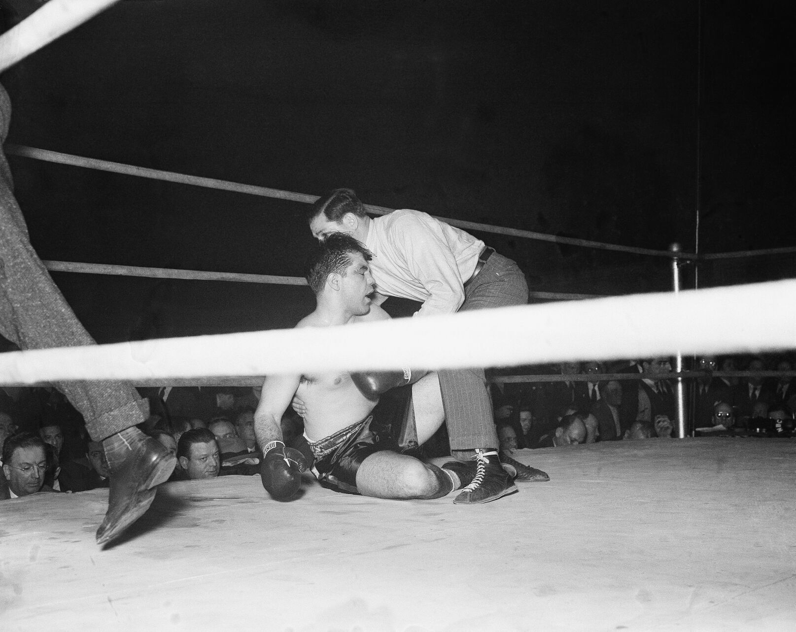 1941: Joe Louis knocks out Gus Dorazio in the second round to defend world heavyweight title